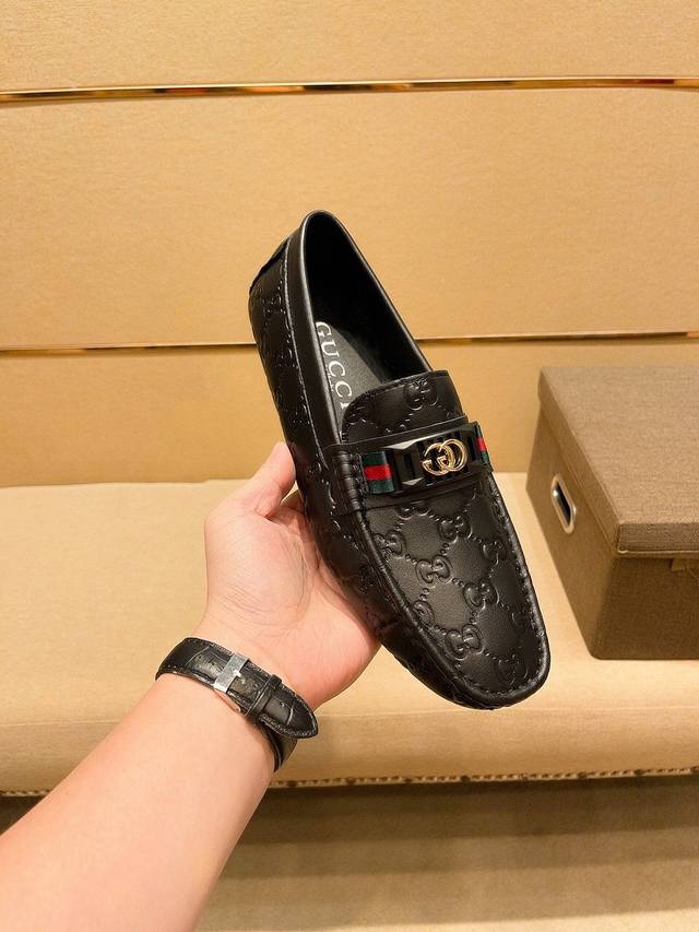 实价 ，品牌gucci，古奇官方原版正品～四季潮鞋 专柜旗舰店新款，古奇1:1优质做工，鞋面:进口原版荔枝纹牛皮、全真不掉色羊里，时尚懒人商务风设计，休闲乐福款